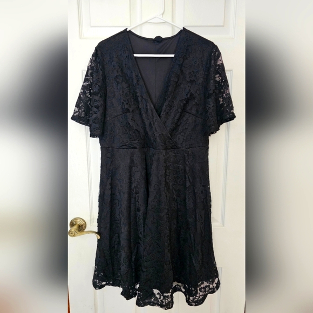 Chic Black Lace Midi Dress